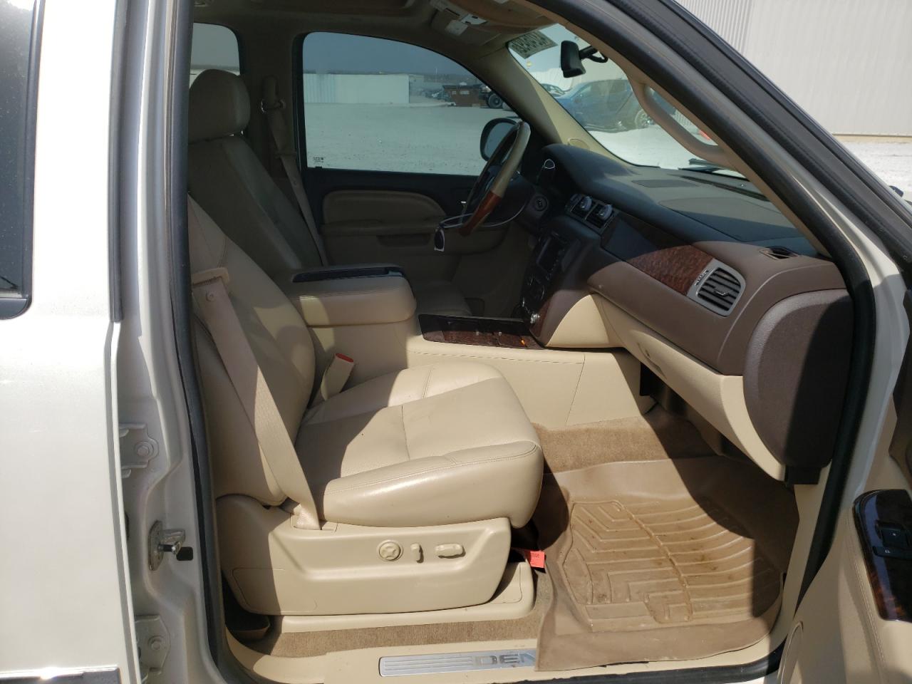 Photo 5 from auction – 2011 GMC YUKON XL D with VIN 1GKS2MEF2BR204891