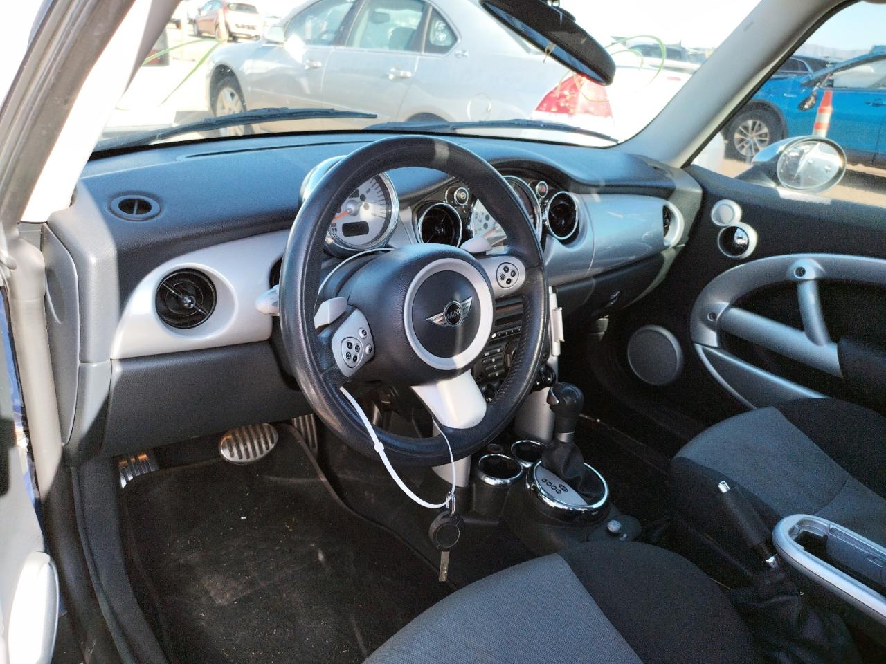 Photo 9 from auction – 2006 MINI COOPER S with VIN WMWRE33546TJ38310