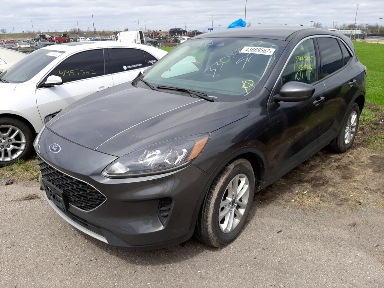 Photo 2 from auction – 2020 FORD ESCAPE SE with VIN 1FMCU0G62LUA33053