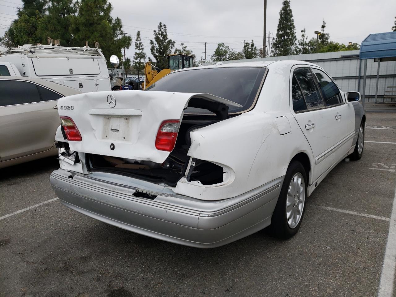Photo 4 from auction – 2001 MERCEDES-BENZ E 320 with VIN WDBJF65J71B381731