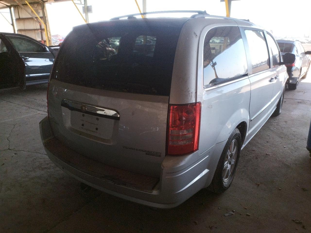Photo 4 from auction – 2010 CHRYSLER TOWN & COU with VIN 2A4RR8D14AR423549