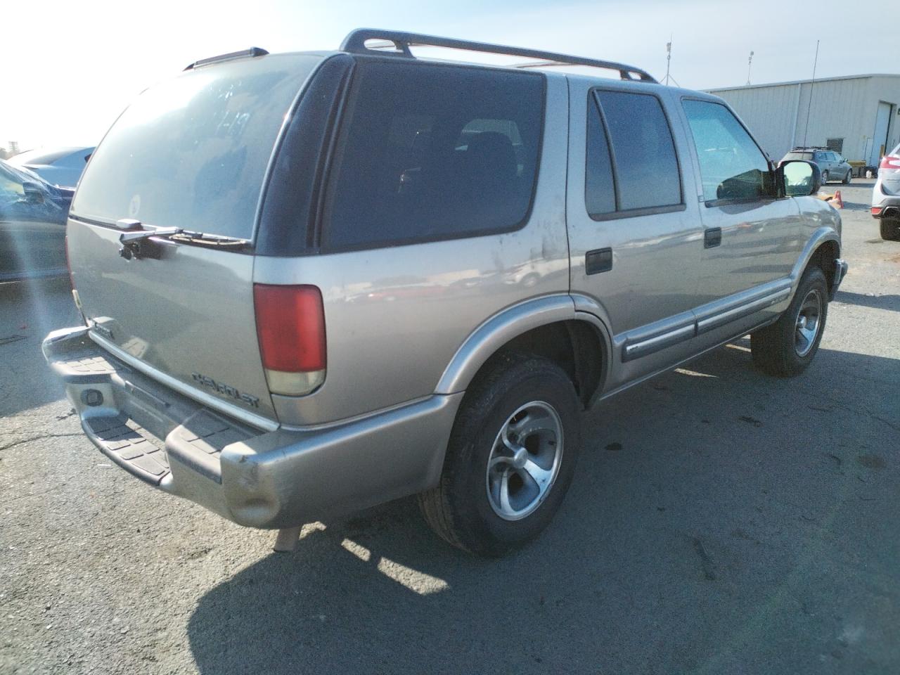 Photo 4 from auction – 2001 CHEVROLET BLAZER with VIN 1GNCS13W11K168210