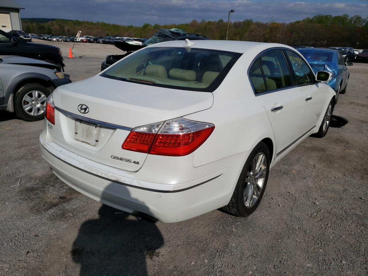 Photo 4 from auction – 2011 HYUNDAI GENESIS 4. with VIN KMHGC4DF9BU140843
