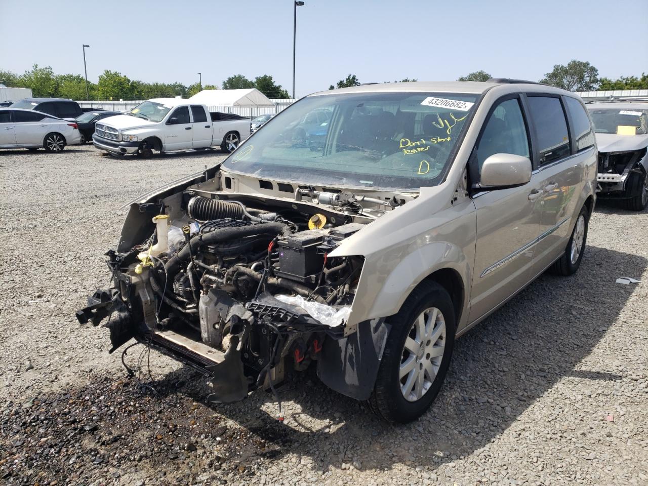 Photo 2 from auction – 2014 CHRYSLER TOWN & COU with VIN 2C4RC1BG0ER157331