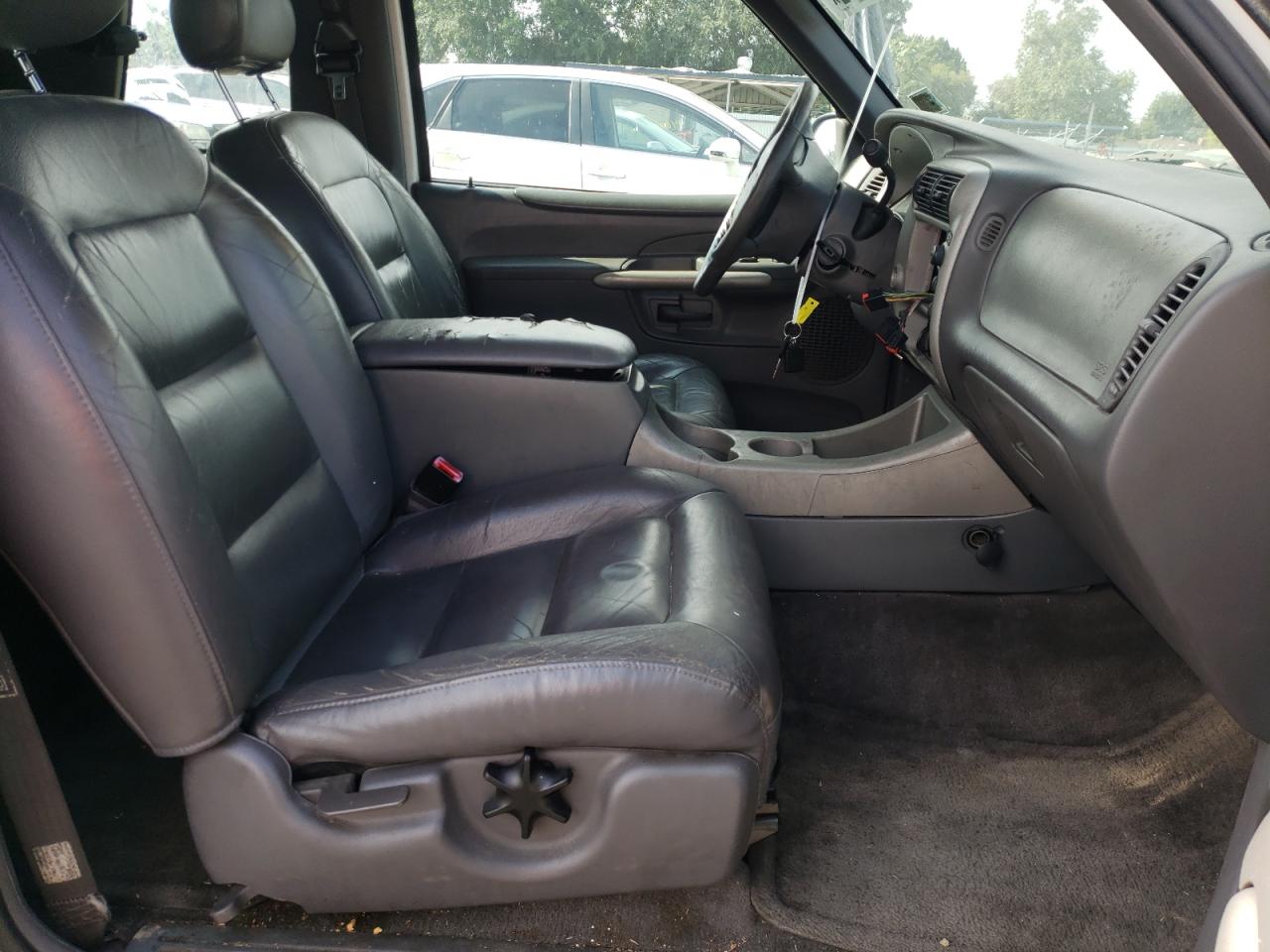 Photo 5 from auction – 2002 FORD EXPLORER S with VIN 1FMYU60E22UA92936