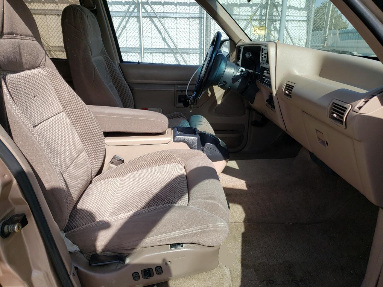 Photo 5 from auction – 1994 FORD EXPLORER with VIN 1FMDU34X3RUC60702