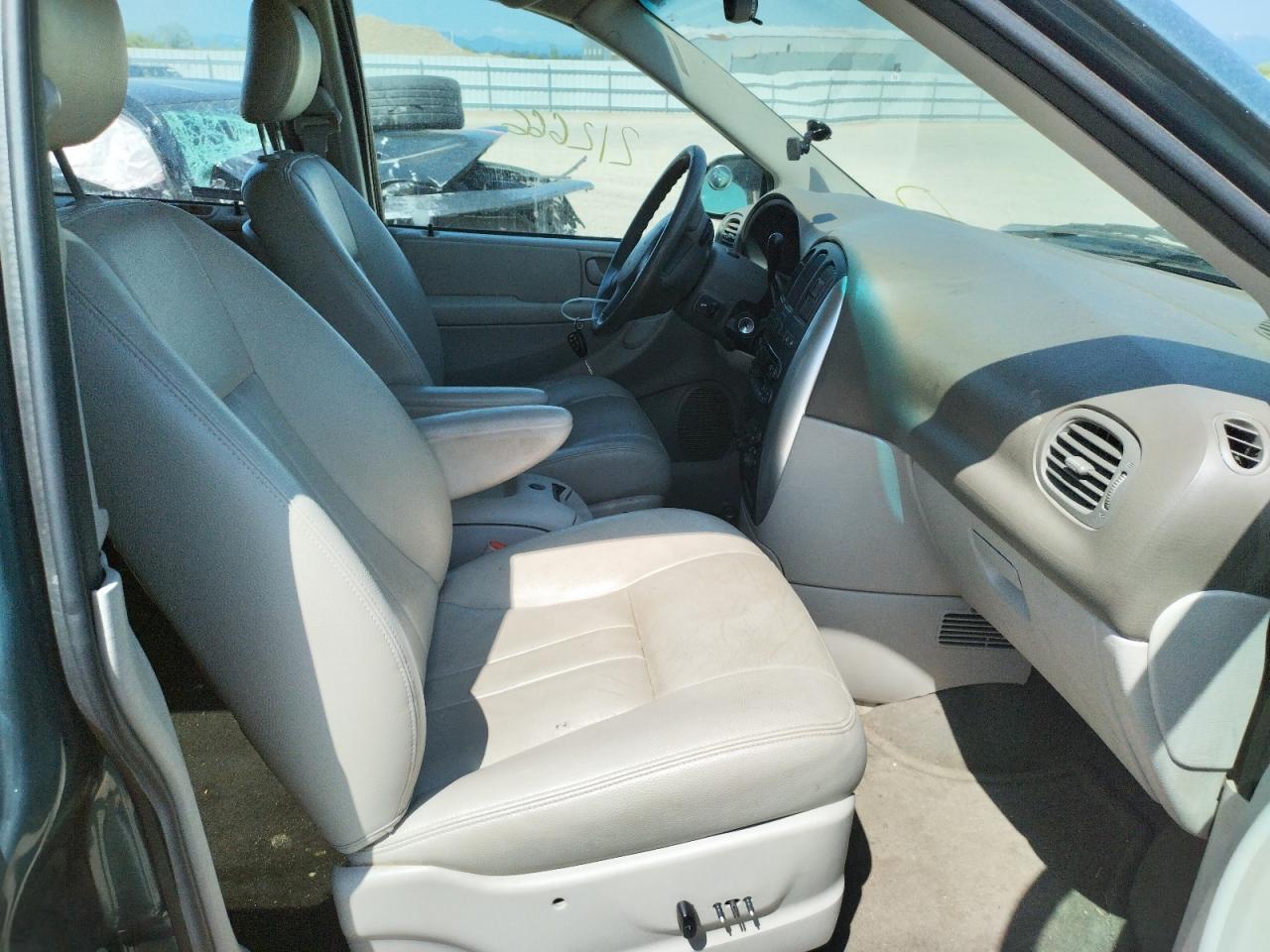 Photo 5 from auction – 2005 CHRYSLER TOWN & COU with VIN 2C8GP54L95R280119