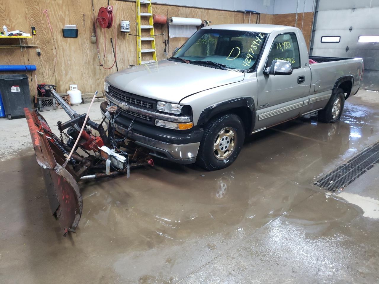 Photo 2 from auction – 2000 CHEVROLET SILVERADO with VIN 1GCEK14V6YZ108030