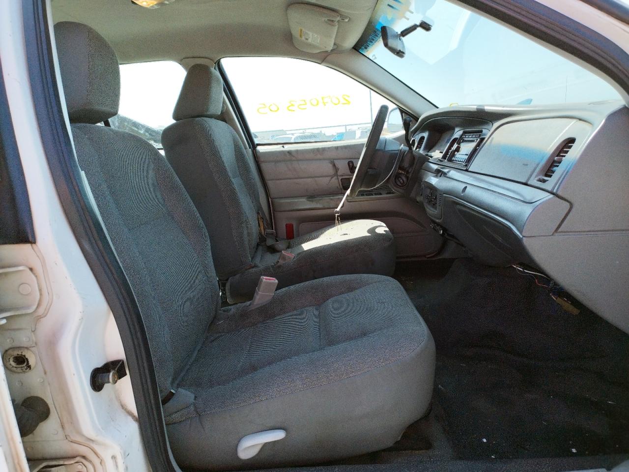 Photo 5 from auction – 2005 FORD CROWN VICT with VIN 2FAHP71W05X180198