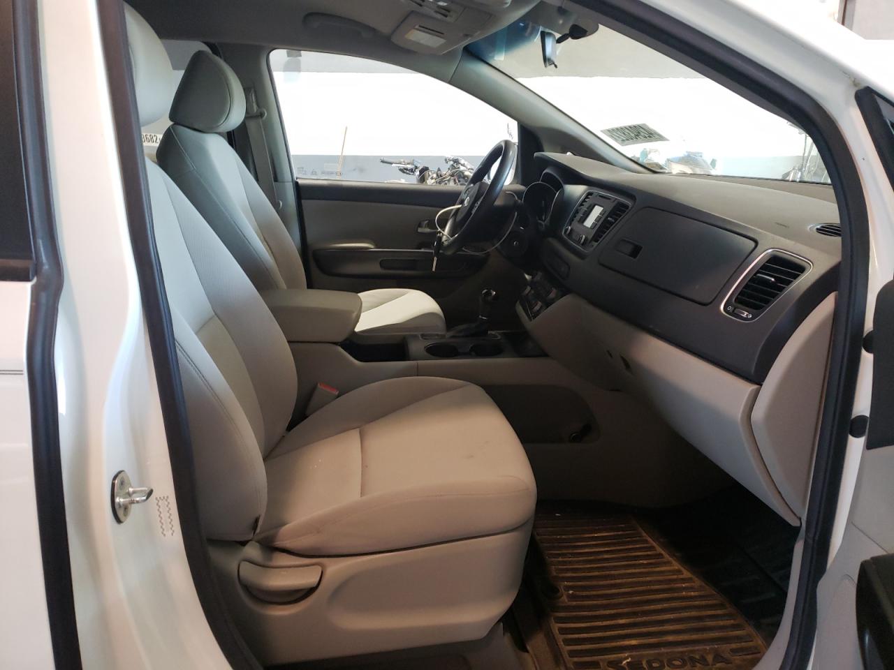 Photo 5 from auction – 2015 KIA SEDONA LX with VIN KNDMB5C18F6046596