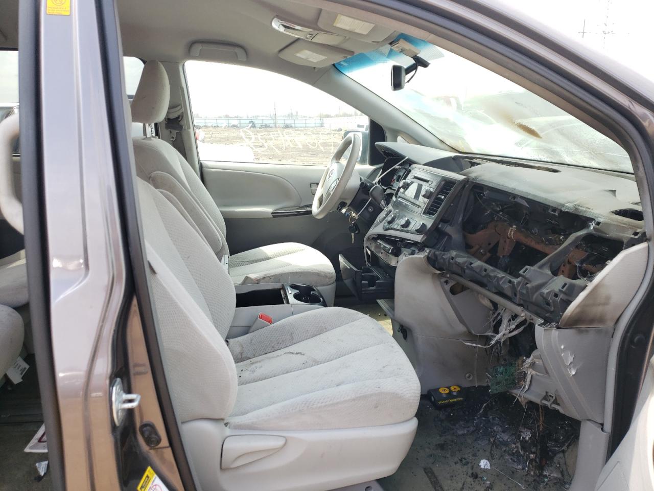 Photo 5 from auction – 2012 TOYOTA SIENNA LE with VIN 5TDKK3DC1CS229930