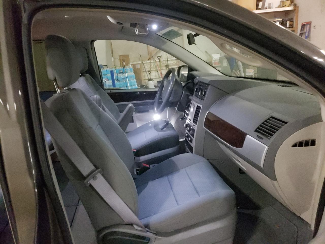 Photo 5 from auction – 2010 CHRYSLER TOWN & COU with VIN 2A4RR5D15AR399423