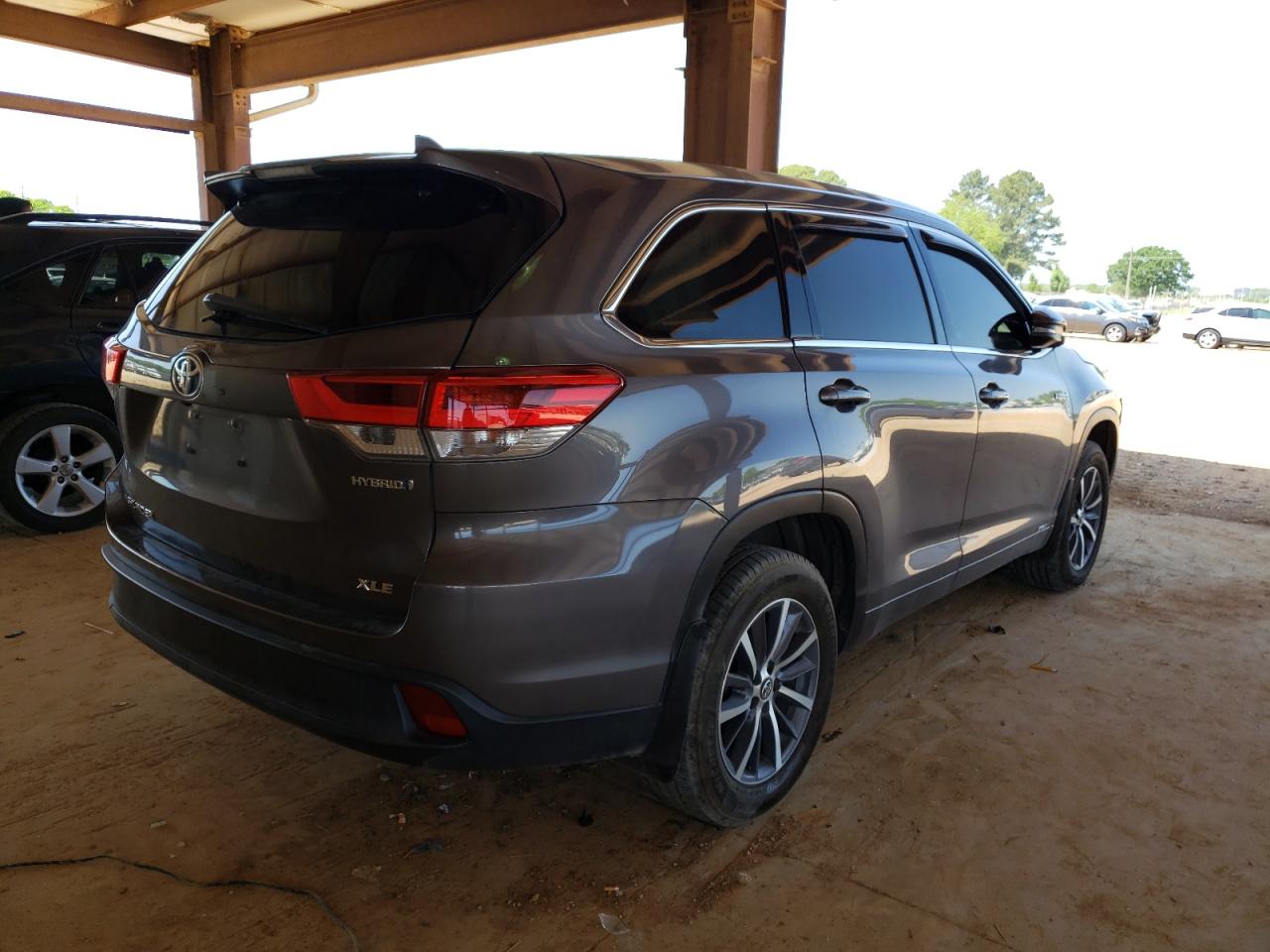 Photo 4 from auction – 2017 TOYOTA HIGHLANDER with VIN 5TDJGRFH8HS021981