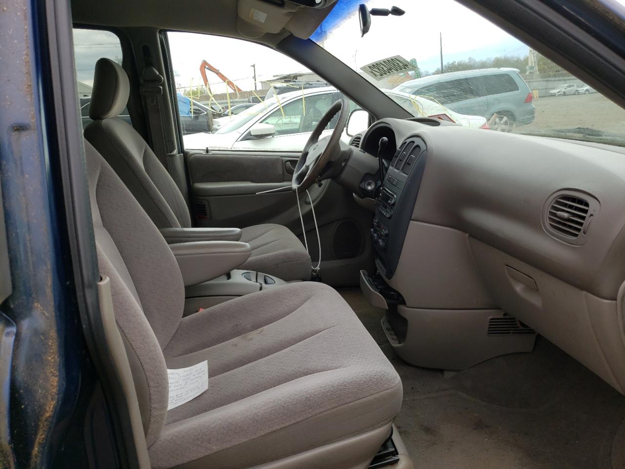 Photo 5 from auction – 2001 DODGE GRAND CARA with VIN 2B4GP74L81R292590