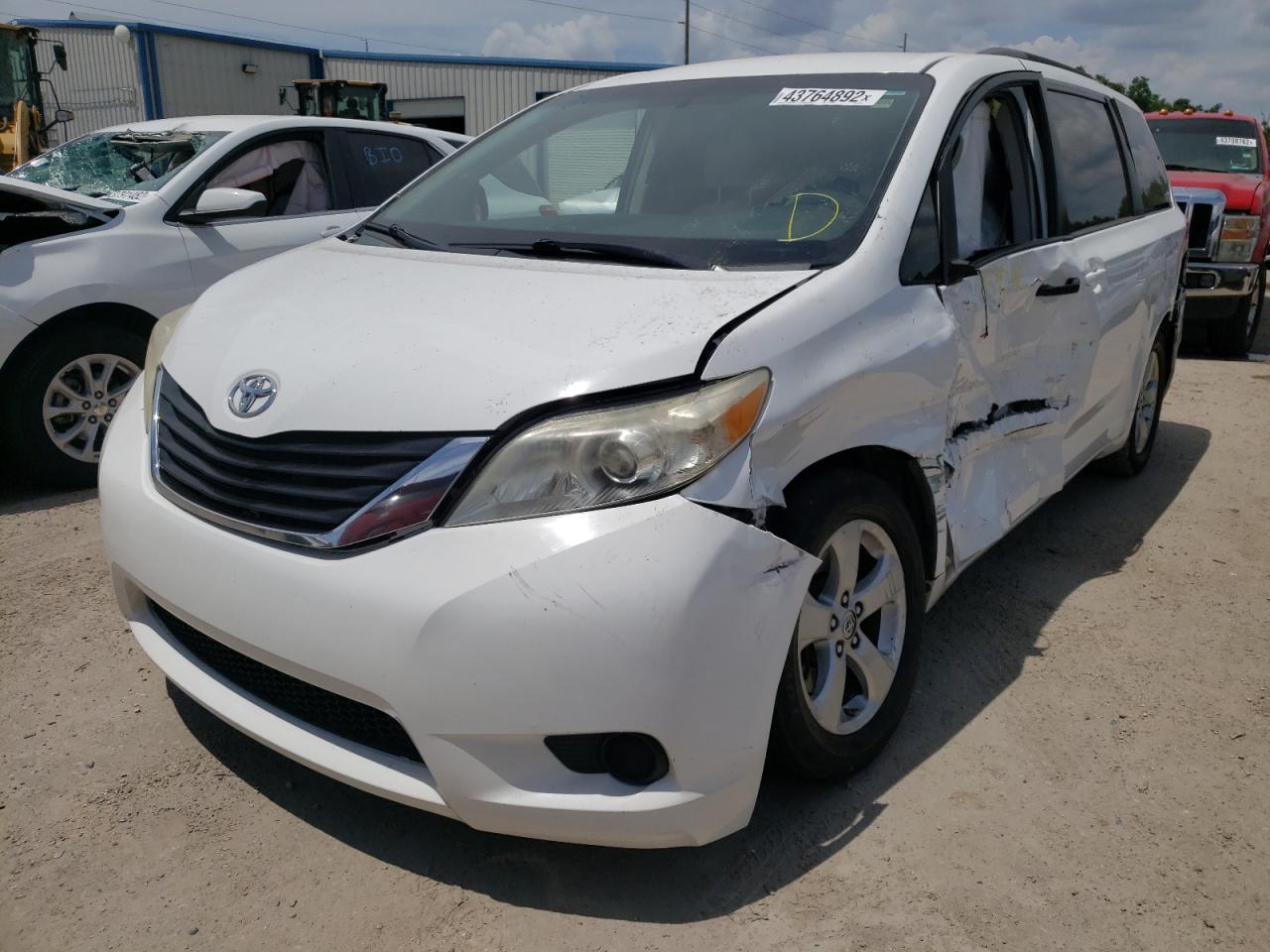 Photo 2 from auction – 2014 TOYOTA SIENNA LE with VIN 5TDKK3DC5ES427929
