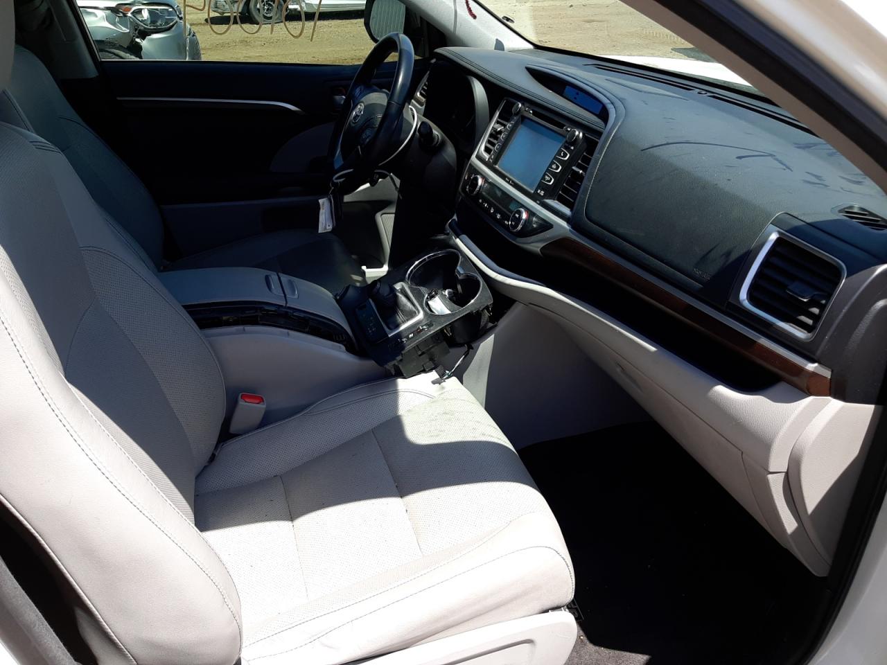 Photo 5 from auction – 2015 TOYOTA HIGHLANDER with VIN 5TDDCRFH5FS008899