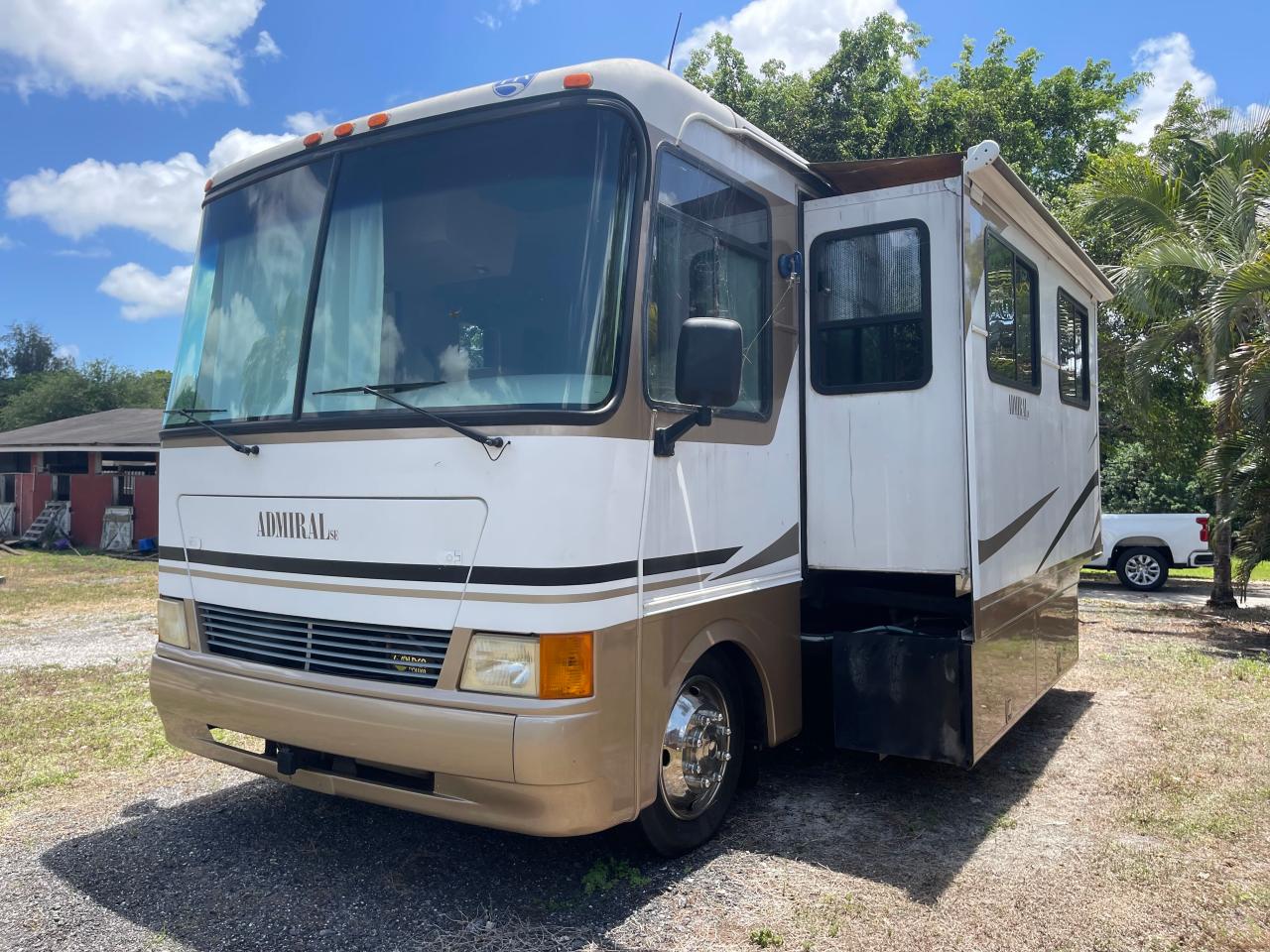 Photo 2 from auction – 2003 WORKHORSE CUSTOM CHASSIS MOTORHOME with VIN 5B4MP67G223354788