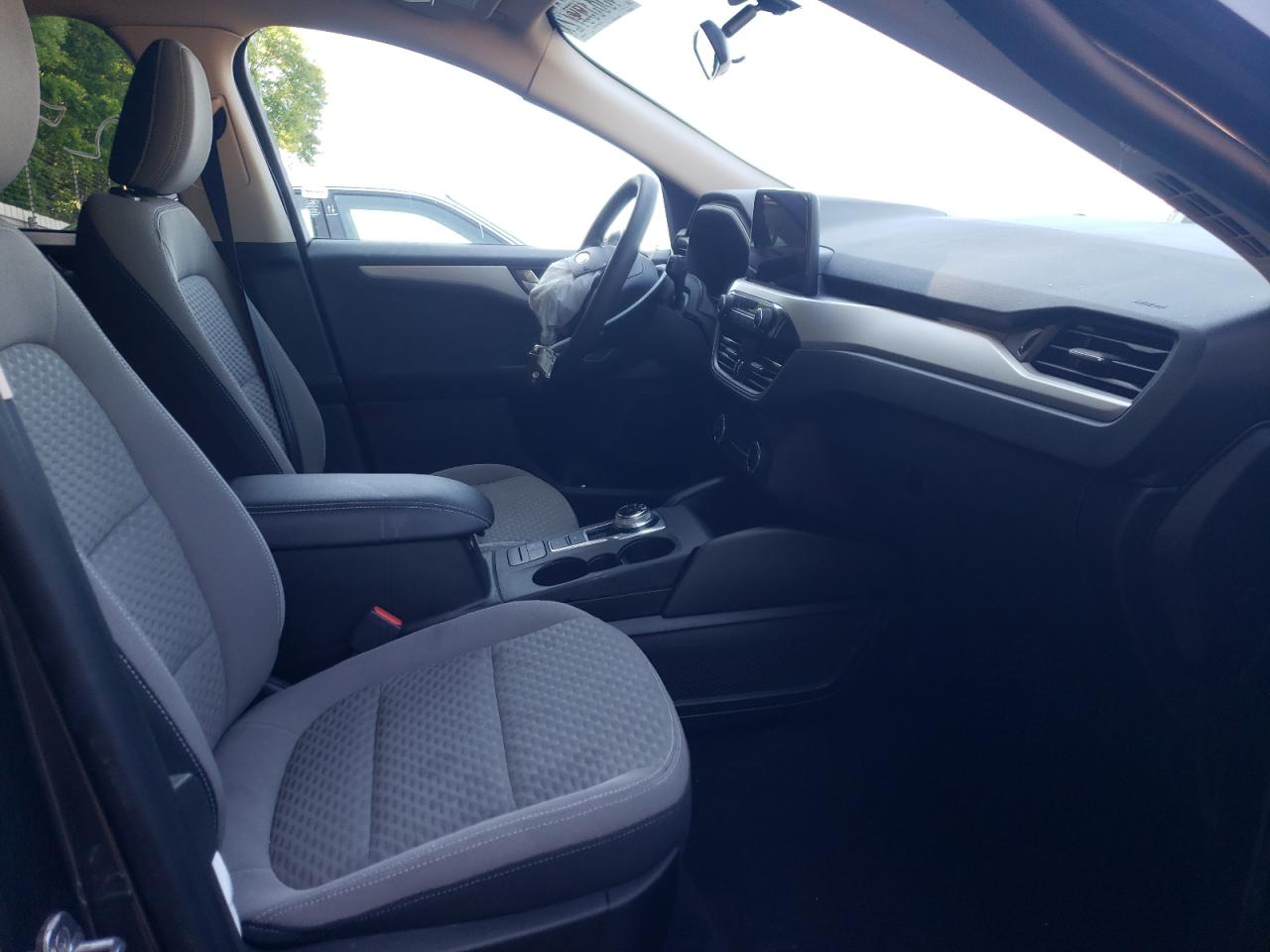 Photo 5 from auction – 2020 FORD ESCAPE SE with VIN 1FMCU9G61LUA08942