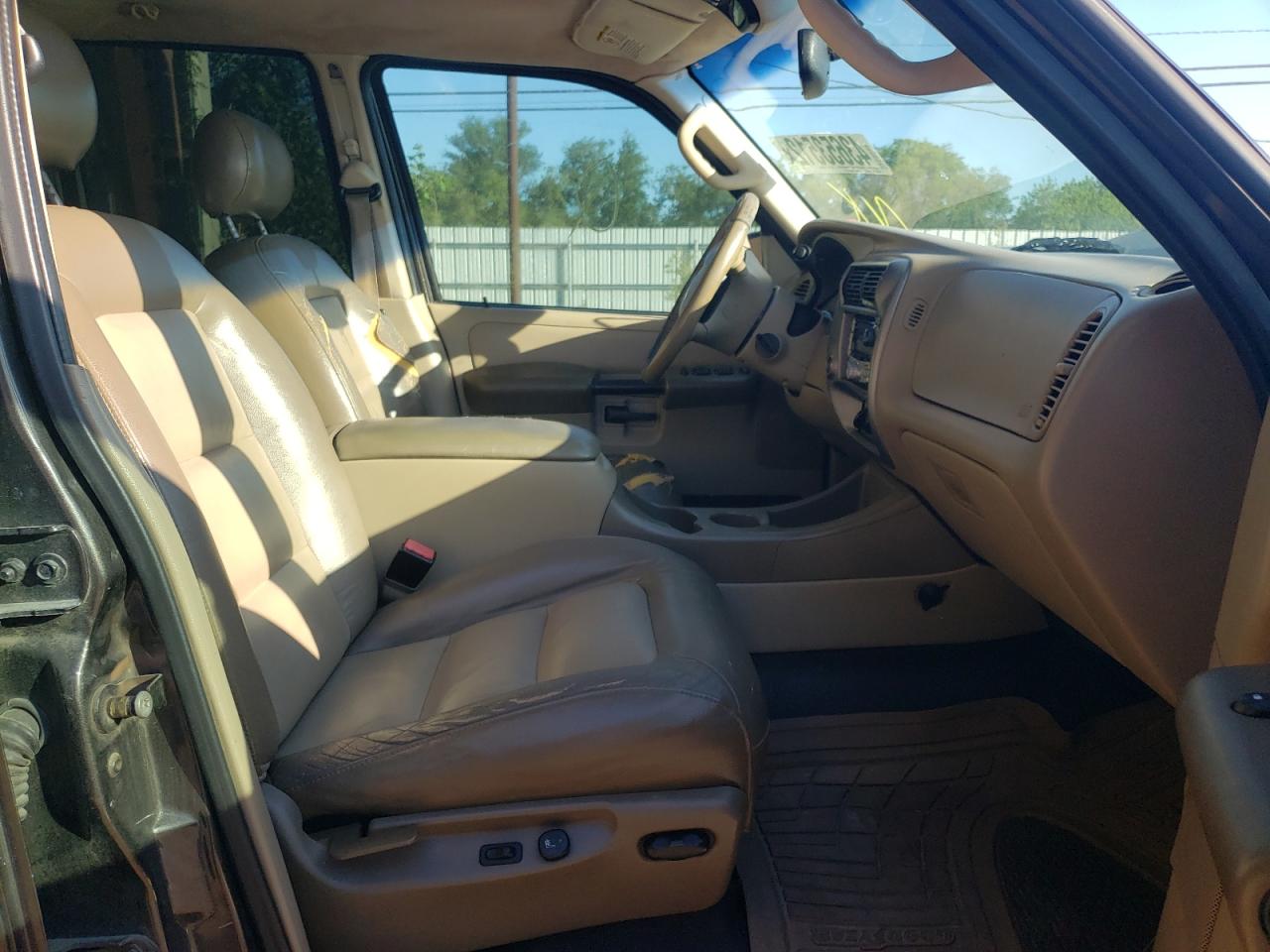 Photo 5 from auction – 2005 FORD EXPLORER with VIN 1FMDU67K65UA43611