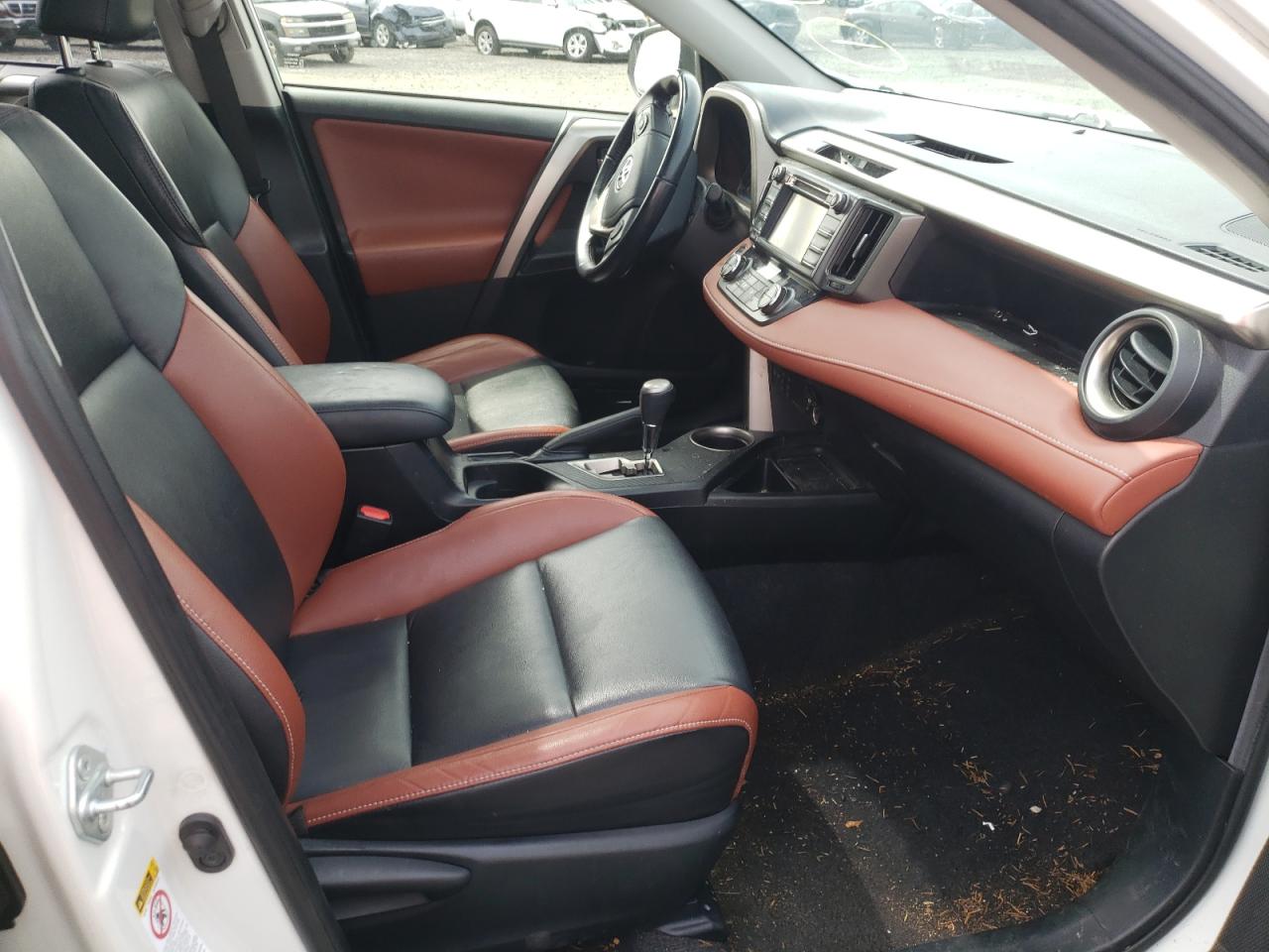 Photo 5 from auction – 2015 TOYOTA RAV4 LIMIT with VIN JTMDFREV5FD169070