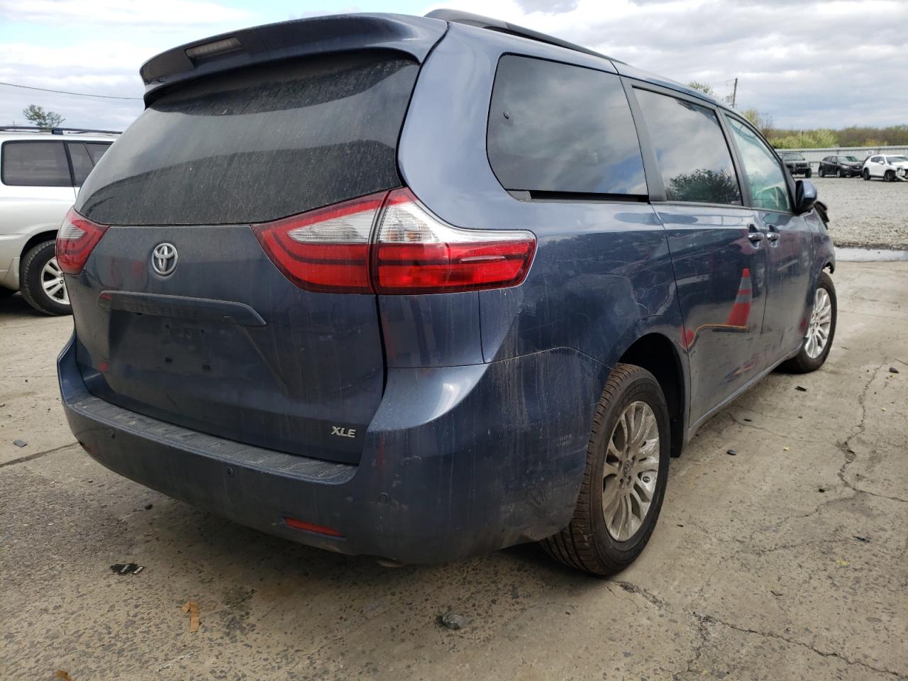 Photo 4 from auction – 2017 TOYOTA SIENNA XLE with VIN 5TDYZ3DC5HS785204