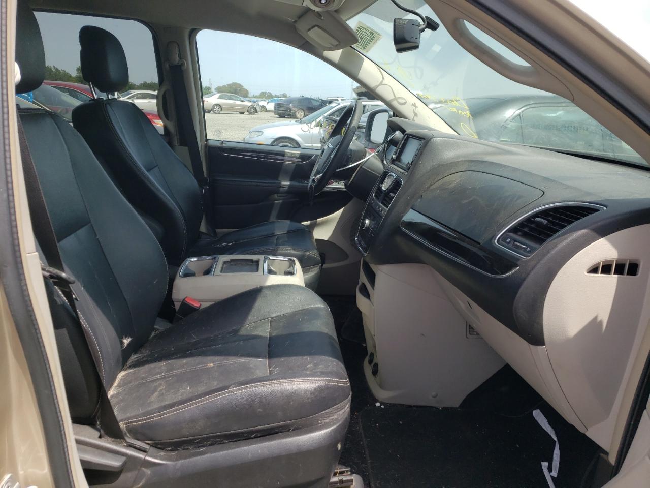 Photo 5 from auction – 2014 CHRYSLER TOWN & COU with VIN 2C4RC1BG0ER157331