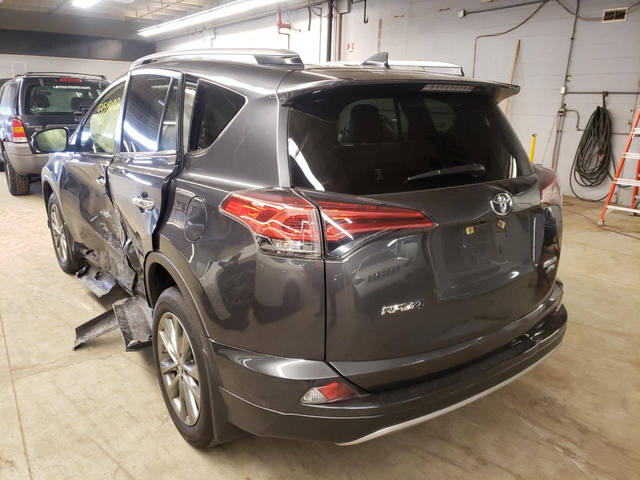 Photo 3 from auction – 2018 TOYOTA RAV4 LIMIT with VIN JTMDFREV6JJ246295