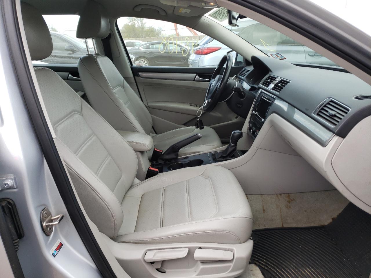 Photo 5 from auction – 2015 VOLKSWAGEN PASSAT S with VIN 1VWAT7A37FC078762