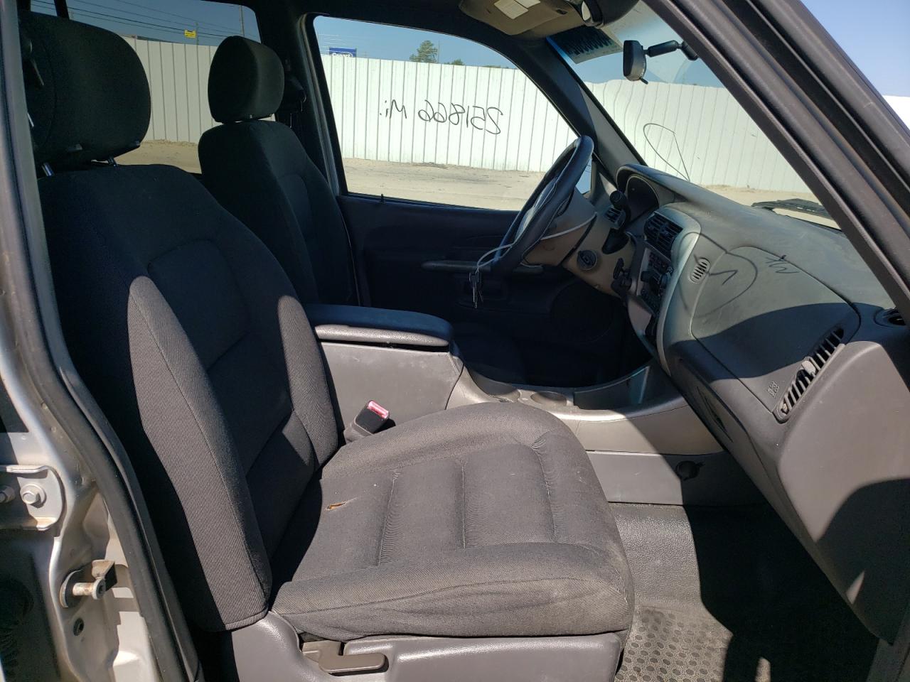 Photo 5 from auction – 2001 FORD EXPLORER S with VIN 1FMZU67E51UC73361