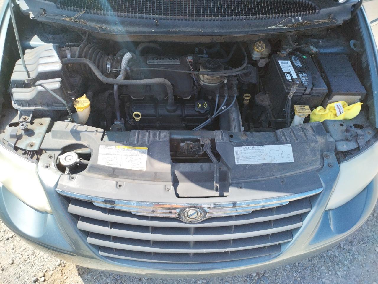 Photo 7 from auction – 2005 CHRYSLER TOWN & COU with VIN 2C8GP54L95R280119