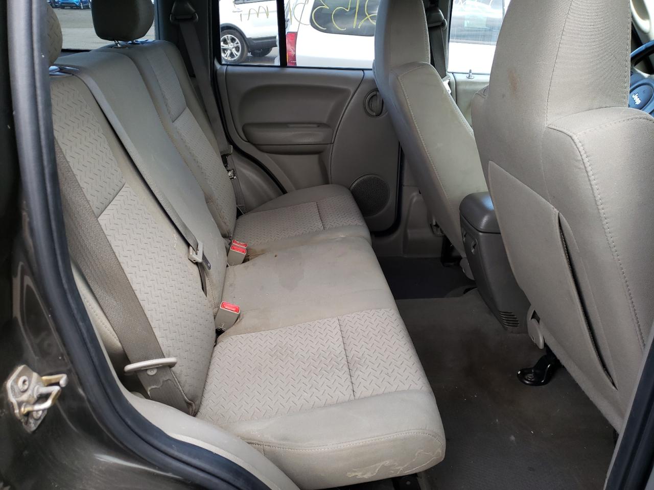 Photo 6 from auction – 2005 JEEP LIBERTY RE with VIN 1J4GL38K25W725823