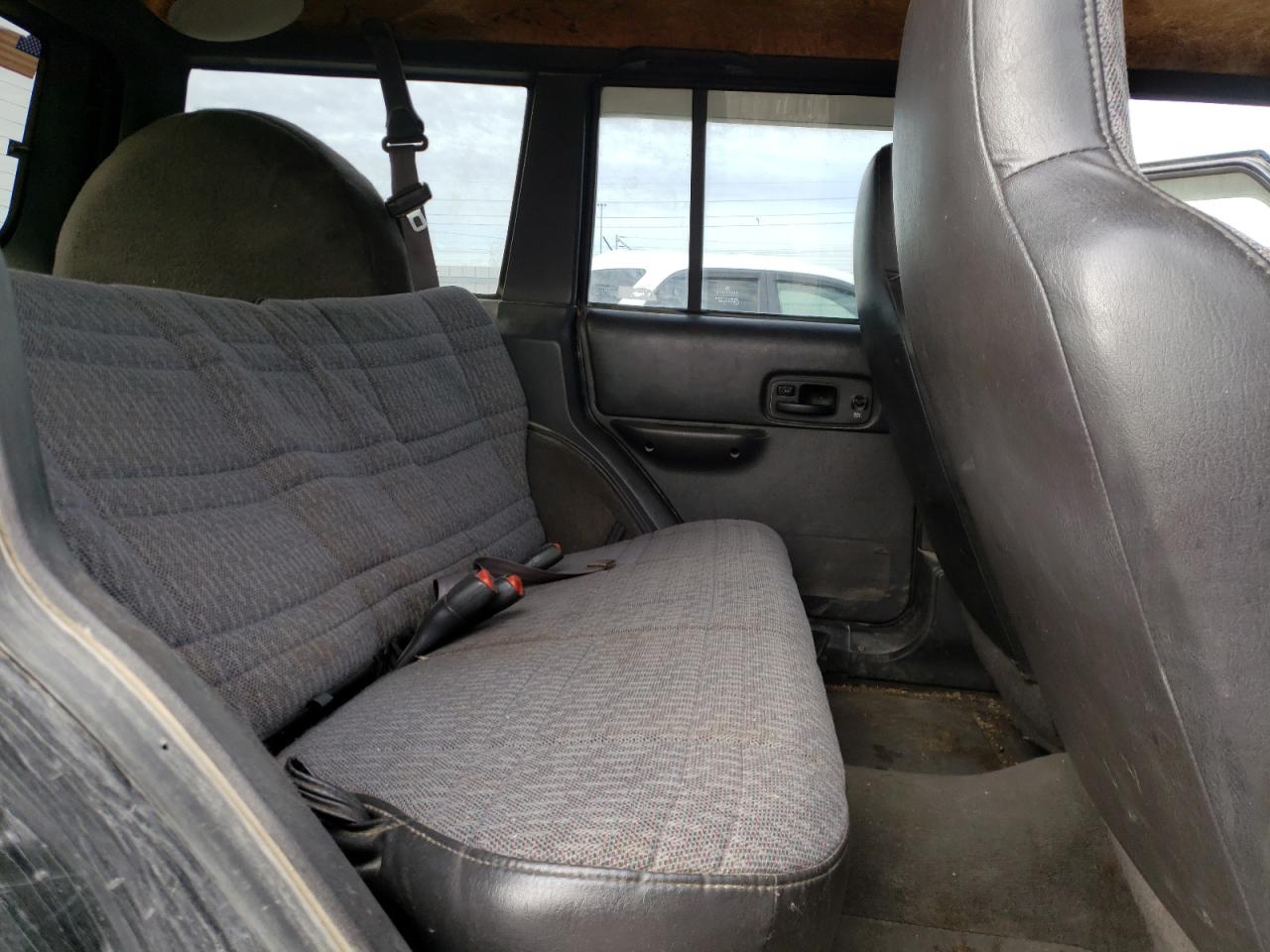 Photo 6 from auction – 2000 JEEP CHEROKEE S with VIN 1J4FF48S6YL139575