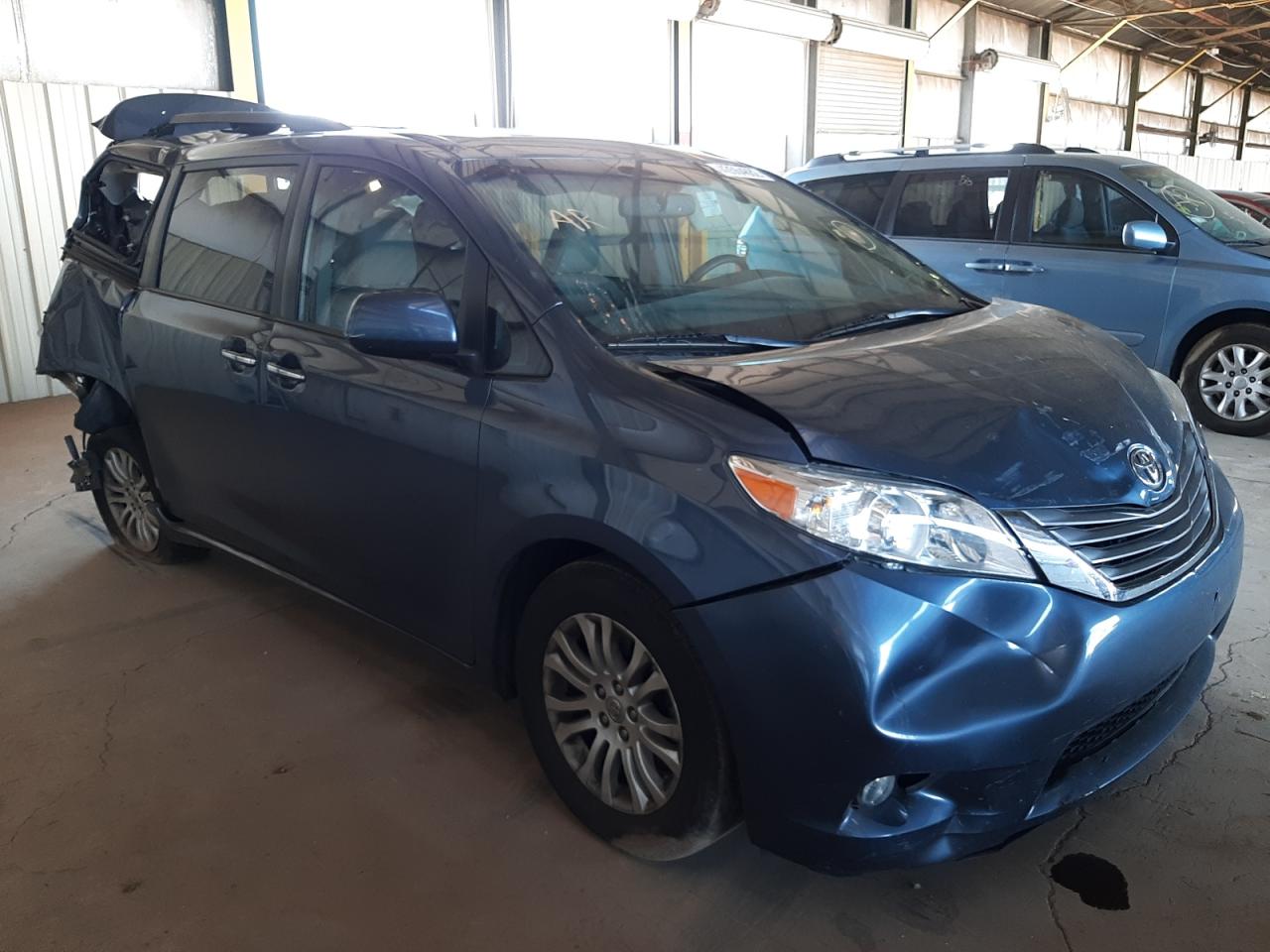 TOYOTA SIENNA XLE 2015 with VIN 5TDYK3DC8FS656181 - Photo from auction