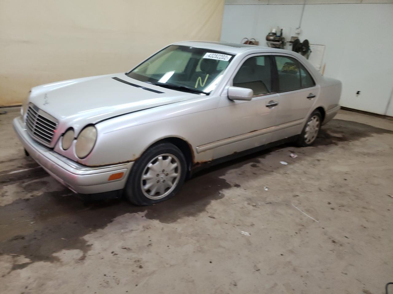 Photo 2 from auction – 1999 MERCEDES-BENZ E 320 with VIN WDBJF65H9XA777641
