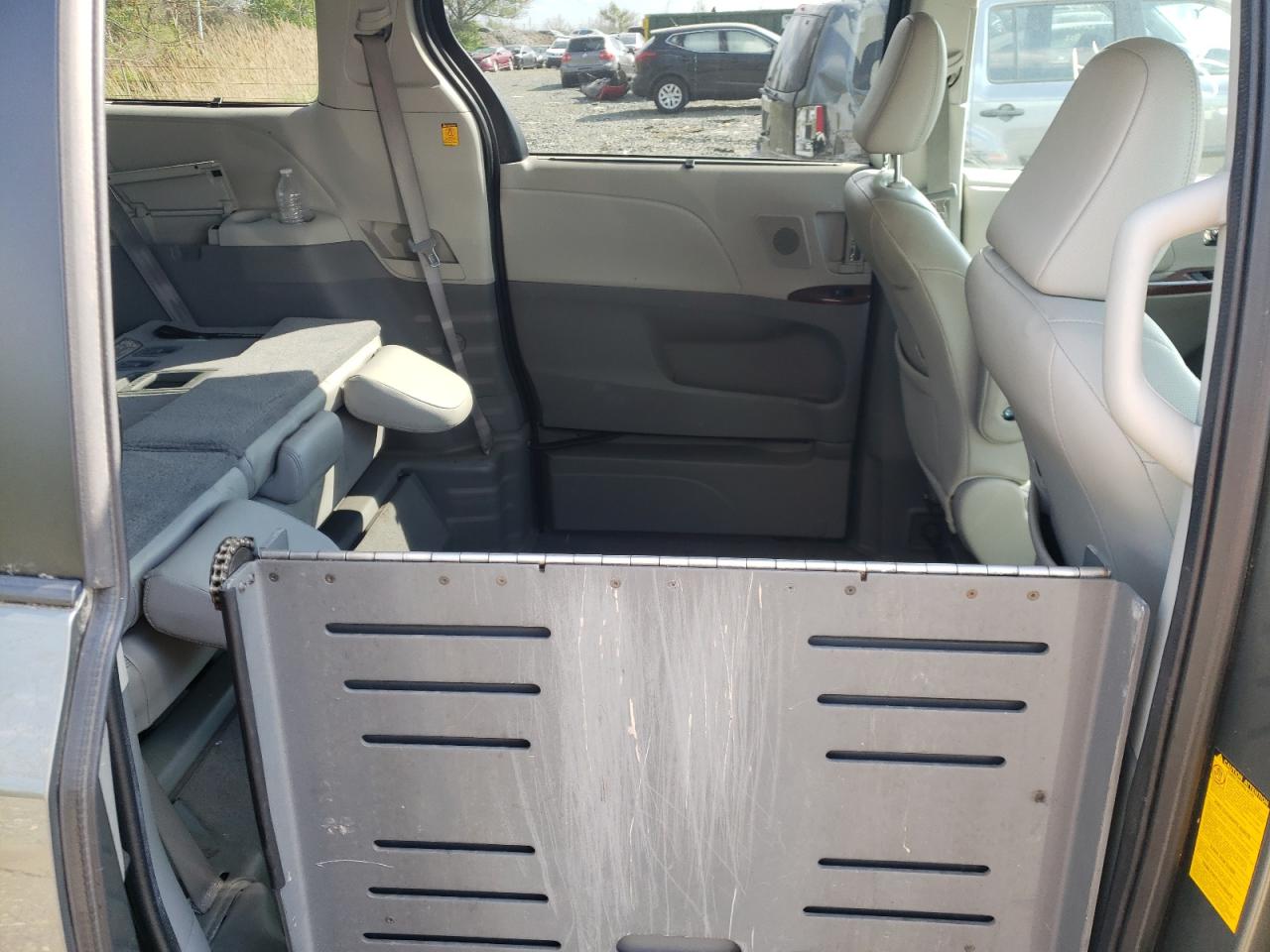 Photo 6 from auction – 2011 TOYOTA SIENNA XLE with VIN 5TDYK3DC9BS036577