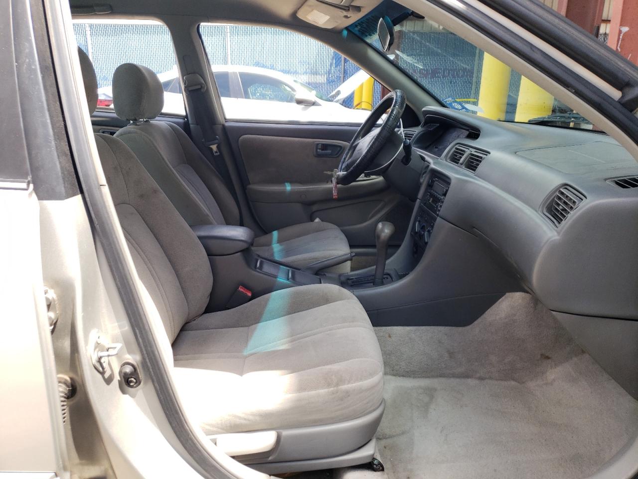 Photo 5 from auction – 2001 TOYOTA CAMRY CE with VIN 4T1BG22K41U038531