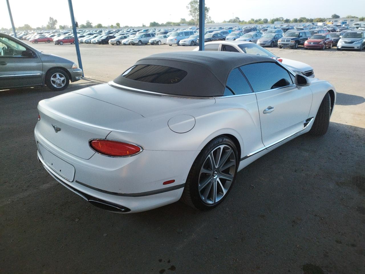 Photo 4 from auction – 2021 BENTLEY CONTINENTA with VIN SCBDB4ZG0MC088297