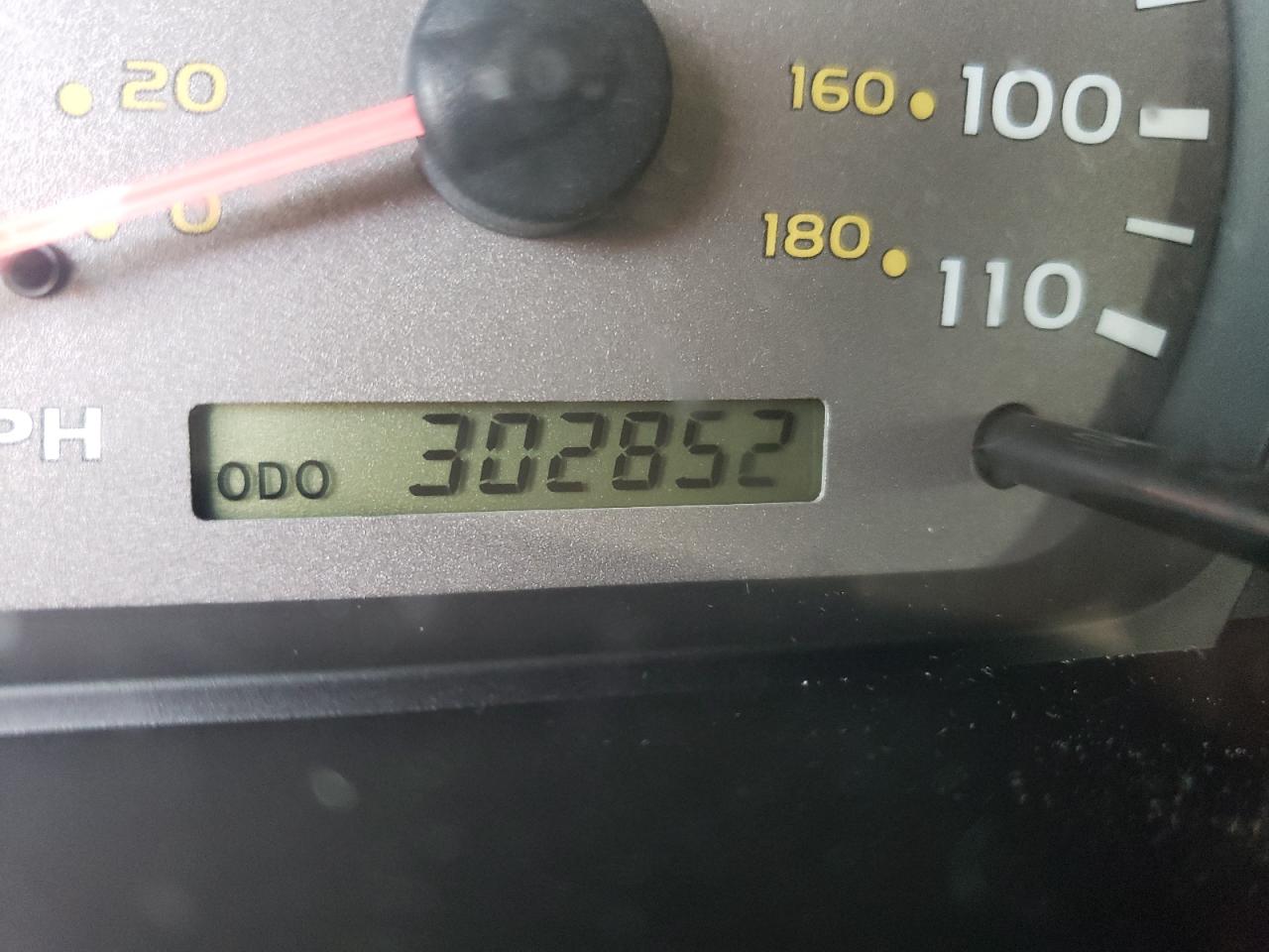 Photo 8 from auction – 2003 TOYOTA SEQUOIA SR with VIN 5TDZT34A33S184810