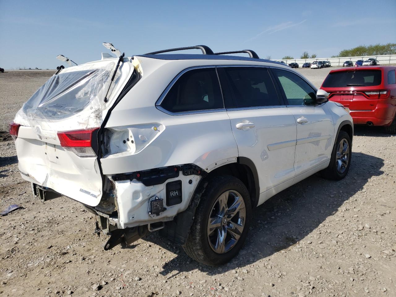 Photo 4 from auction – 2018 TOYOTA HIGHLANDER with VIN 5TDDZRFH3JS810424