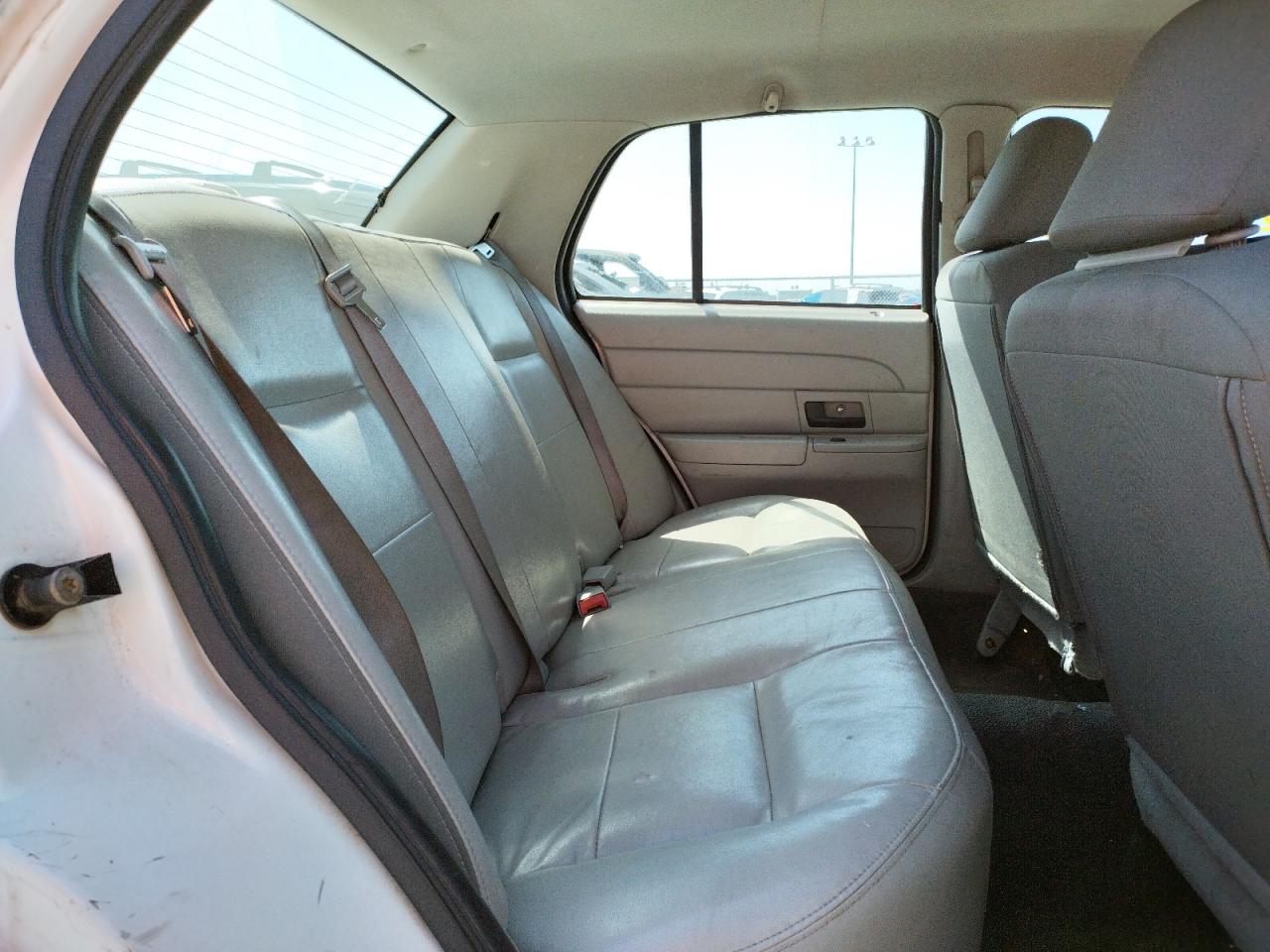 Photo 6 from auction – 2005 FORD CROWN VICT with VIN 2FAHP71W05X180198