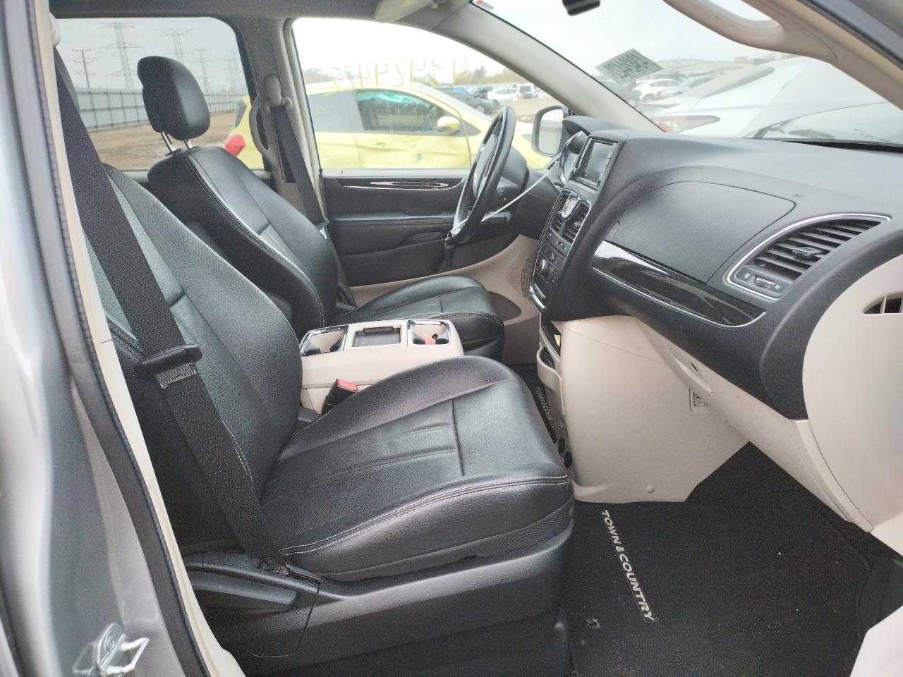 Photo 5 from auction – 2013 CHRYSLER TOWN & COU with VIN 2C4RC1BG8DR548077