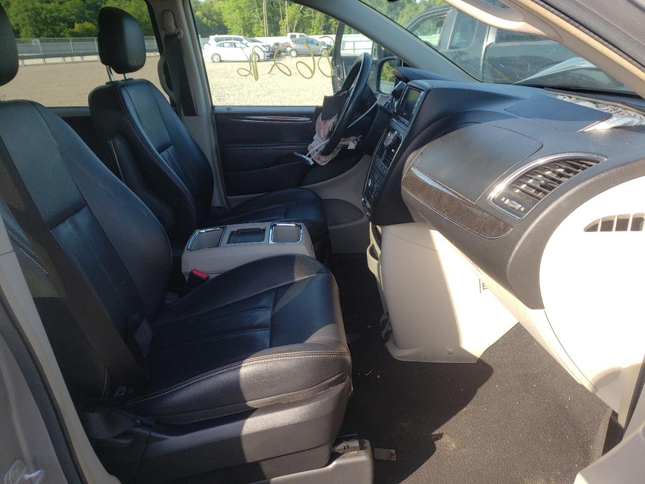 Photo 5 from auction – 2014 CHRYSLER TOWN & COU with VIN 2C4RC1BG1ER131952
