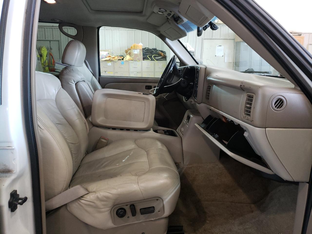 Photo 5 from auction – 2001 CHEVROLET SUBURBAN K with VIN 3GNFK16T01G239676