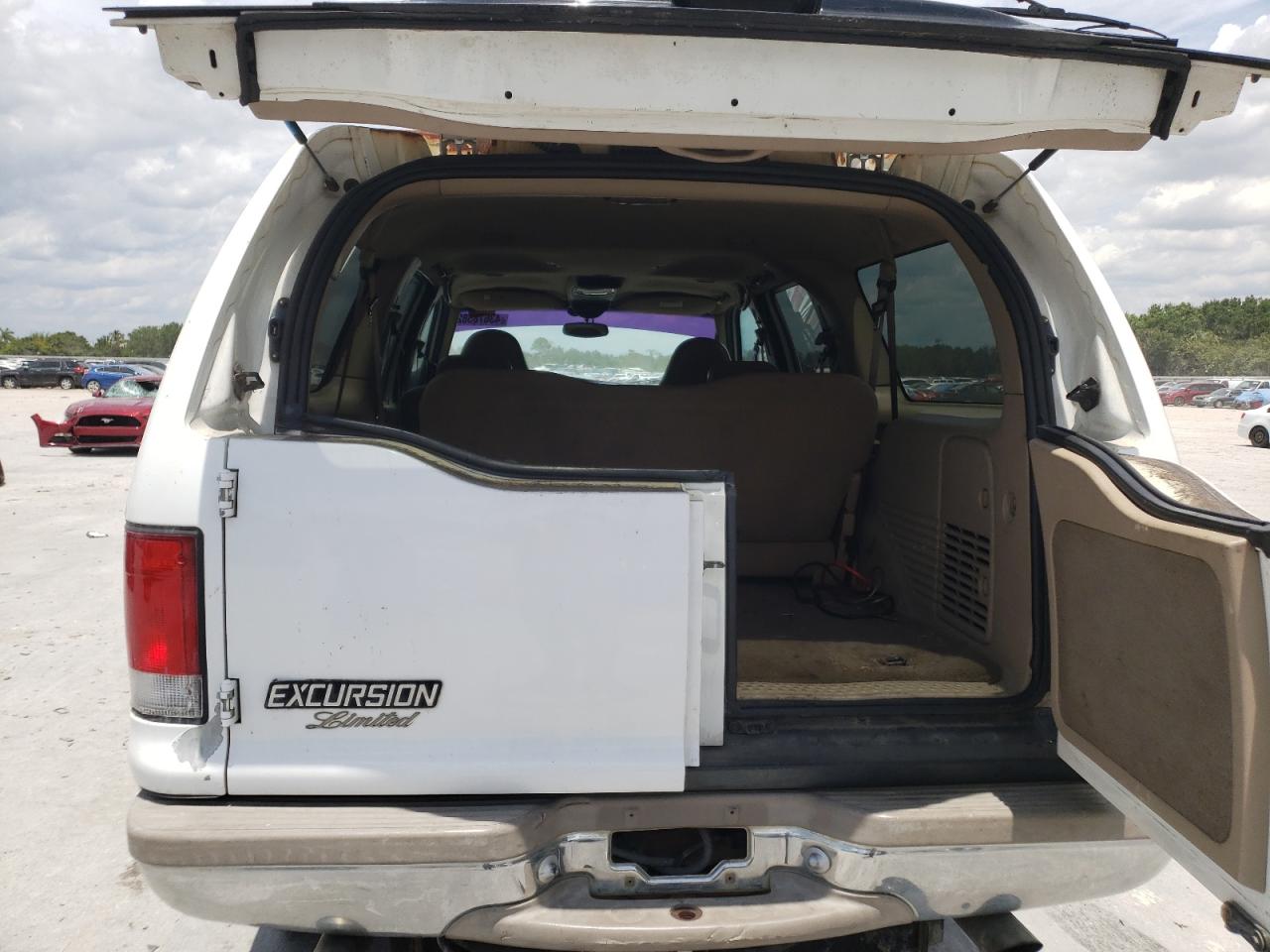 Photo 10 from auction – 2000 FORD EXCURSION with VIN 1FMNU43L8YEB26060