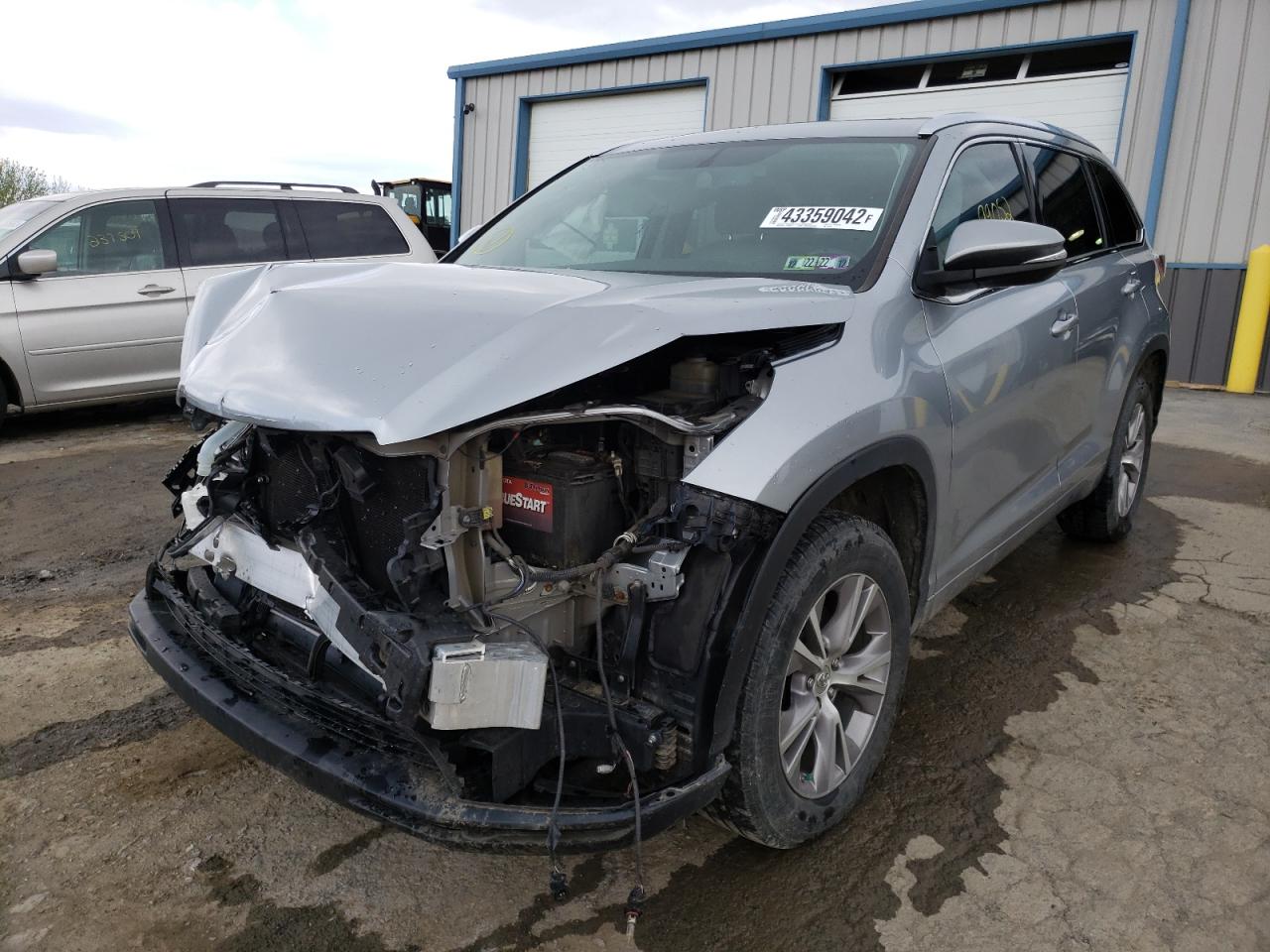 Photo 2 from auction – 2015 TOYOTA HIGHLANDER with VIN 5TDKKRFH9FS047053