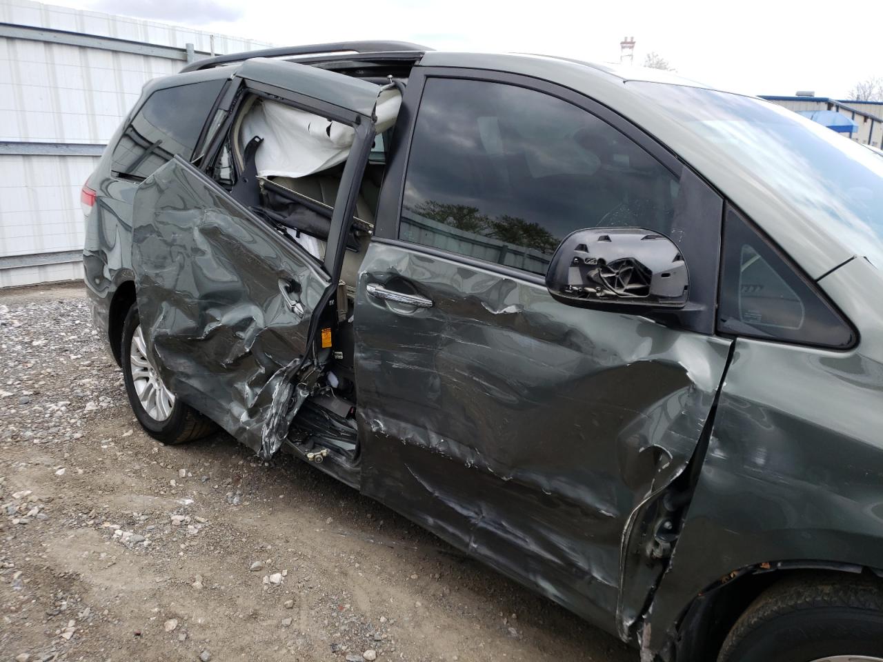 Photo 9 from auction – 2013 TOYOTA SIENNA XLE with VIN 5TDYK3DC8DS324979