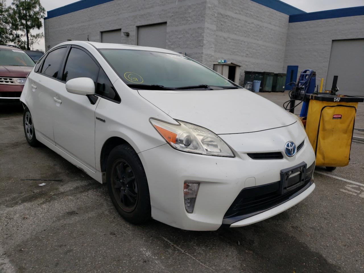 TOYOTA PRIUS 2013 مع رقم تعريف المركبة JTDKN3DU8D5595293 - صورة من المزاد