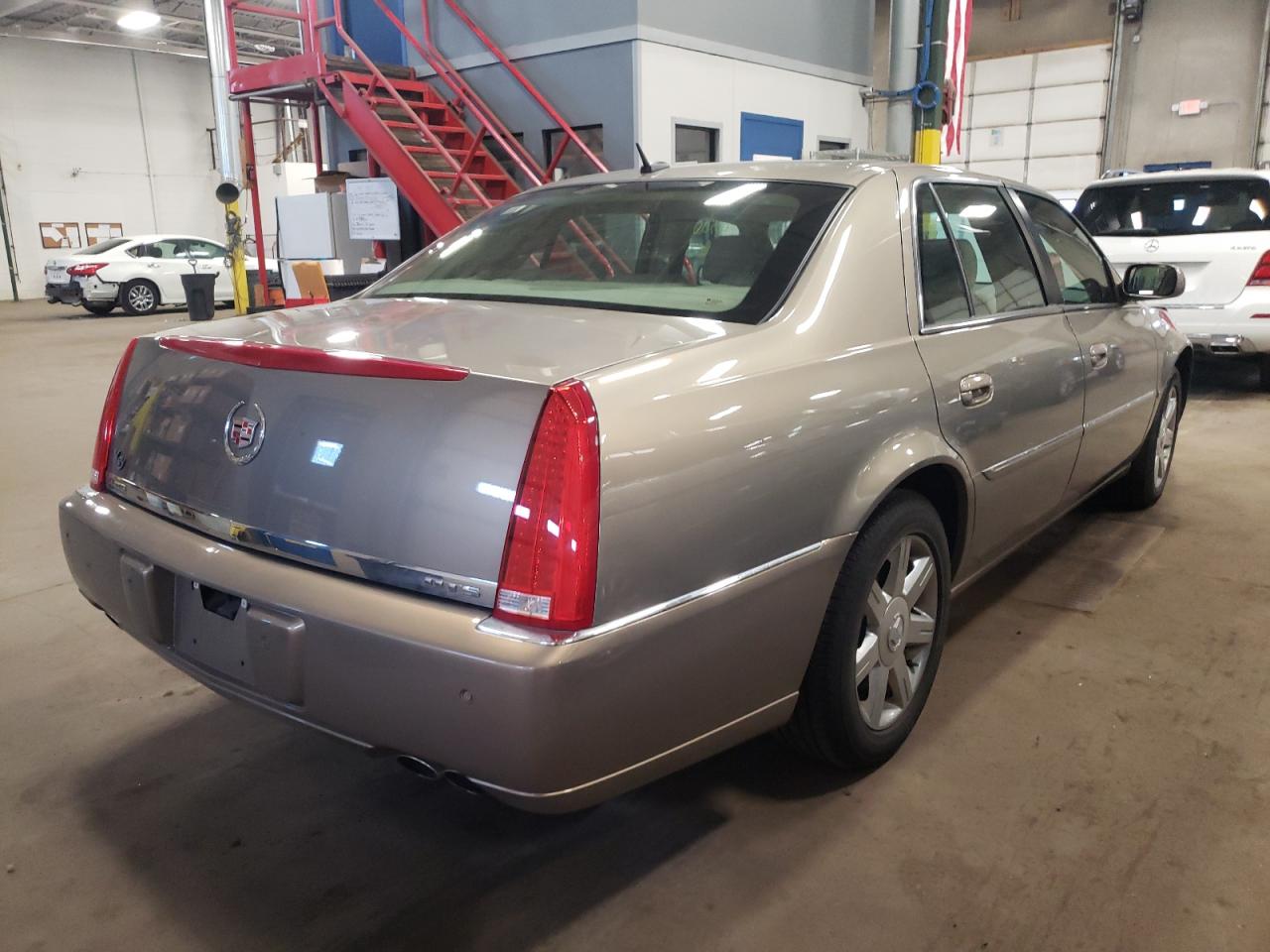Photo 4 from auction – 2007 CADILLAC DTS with VIN 1G6KD57Y77U127601