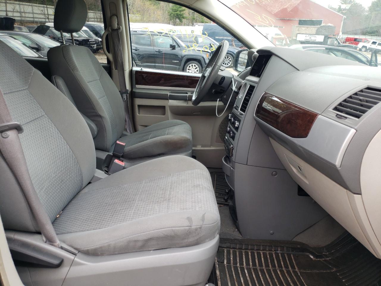 Photo 5 from auction – 2010 CHRYSLER TOWN & COU with VIN 2A4RR5D14AR230509
