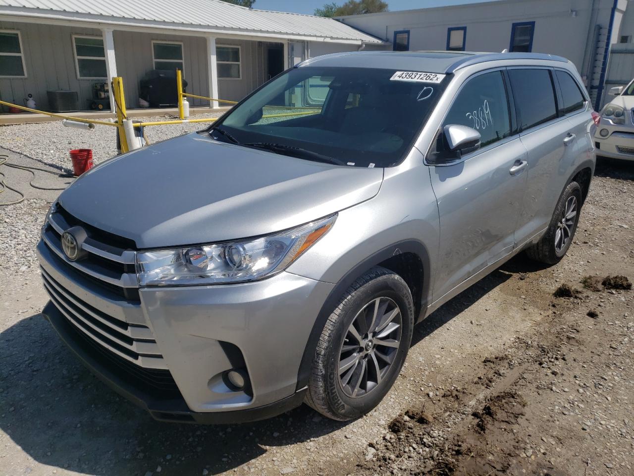 Photo 2 from auction – 2018 TOYOTA HIGHLANDER with VIN 5TDKZRFH4JS547903